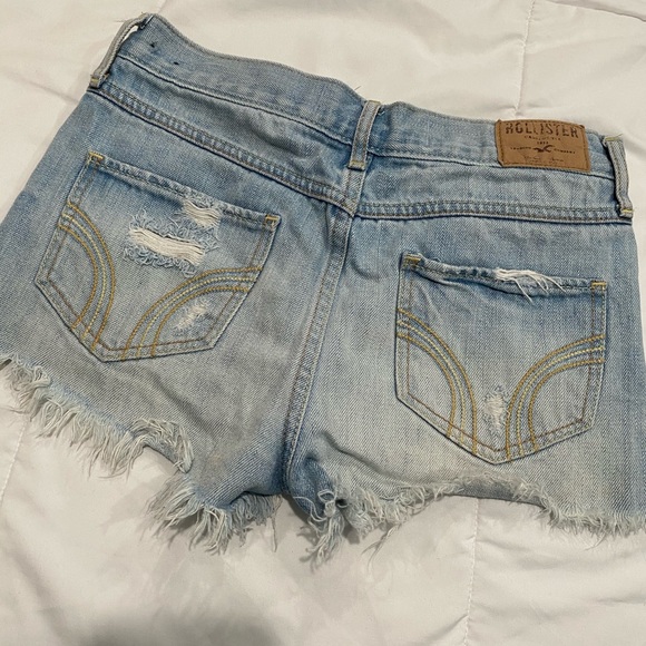 Distressed shorts - Picture 2 of 3